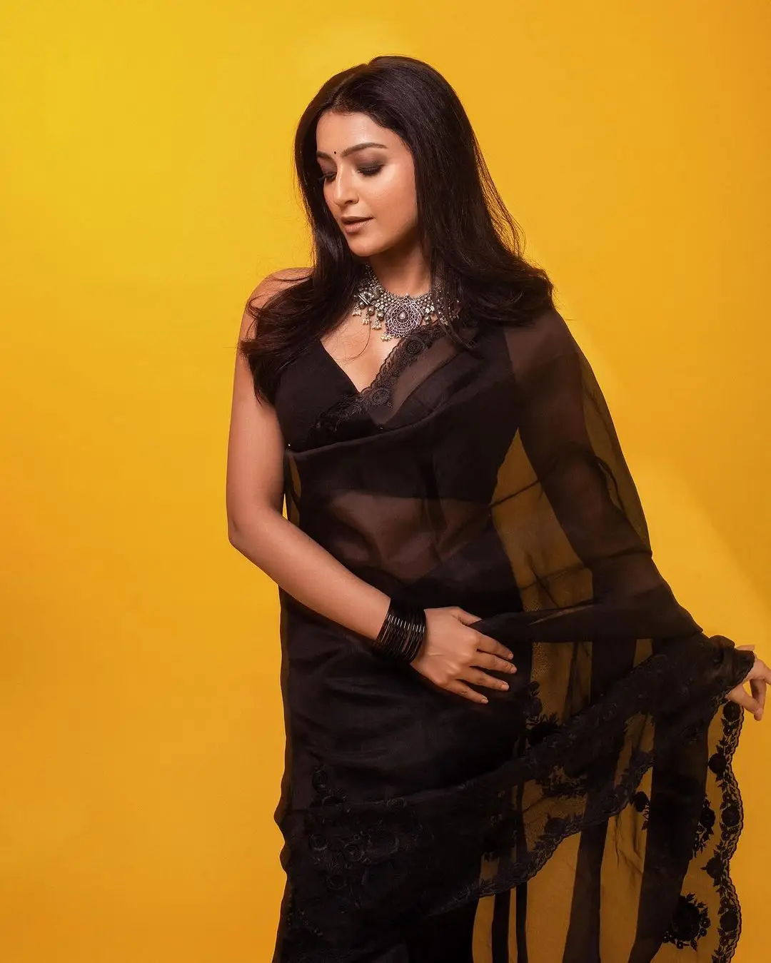 TOLLYWOOD ACTRESS AVANTIKA MISHRA IN SLEEVELESS BLACK SAREE 4